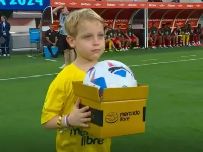 Mirko llevndole al rbitro la pelota del partido