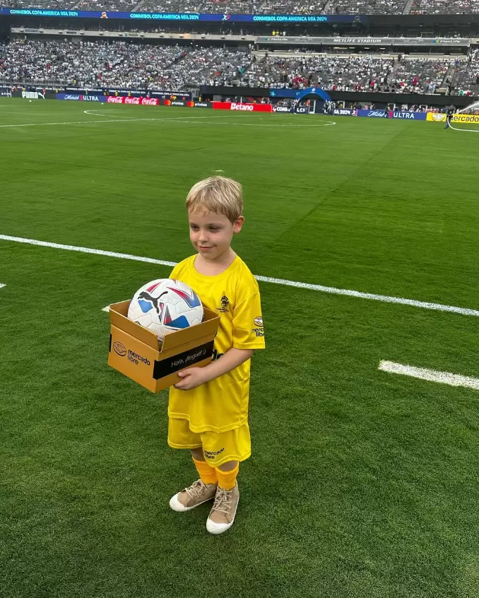 Mirko en la cancha con el atuendo de Mercado Libre