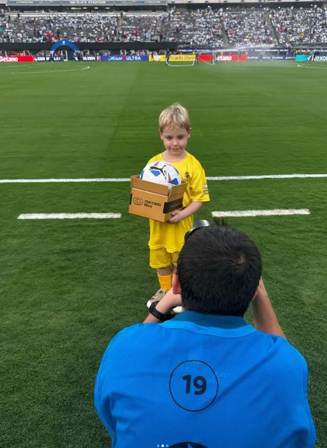 Mirko en la cancha con el atuendo de Mercado Libre