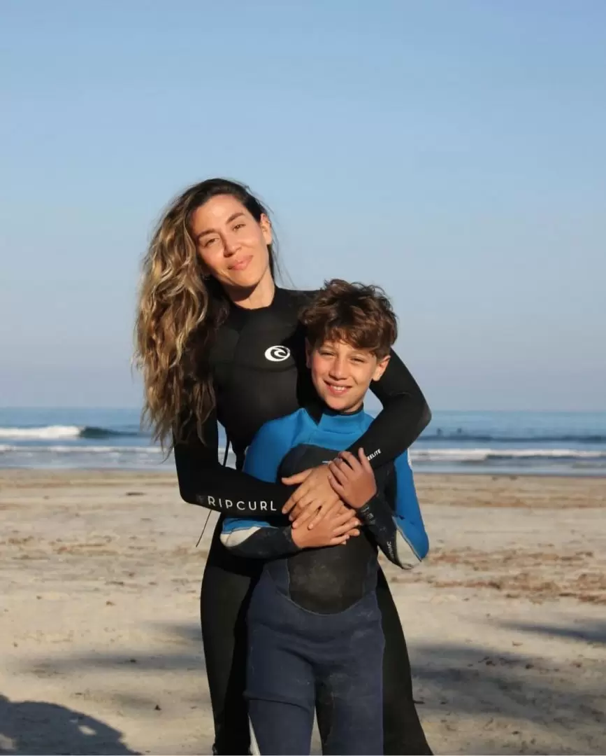 Jimena Barn en clases de surf por su hijo