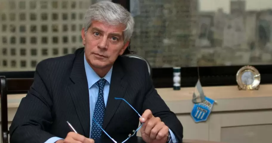 Mariano Cneo Libarona con el escudo de Racing detrs