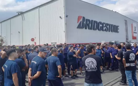 Los trabajadores de Bridgestone en una asamblea en la puerta de la planta de Lavallol.