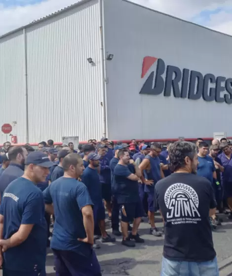 Los trabajadores de Bridgestone en una asamblea en la puerta de la planta de Lavallol.