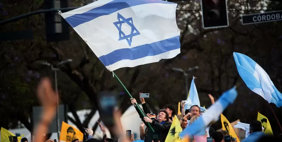 Milei flameando la bandera de Israel