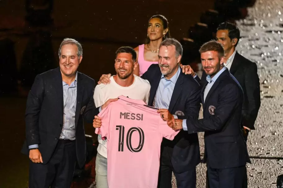 Jorge Ms junto a David Beckham en la presentacin de Lionel Messi en el Inter de Miami.