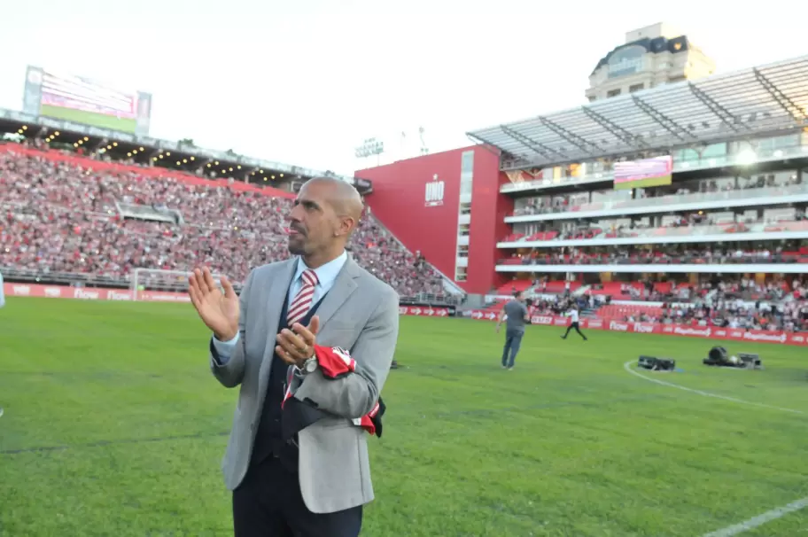 El presidente de Estudiantes de La Plata, Juan Sebastin Vern, y el Estadio Uno de fondo.