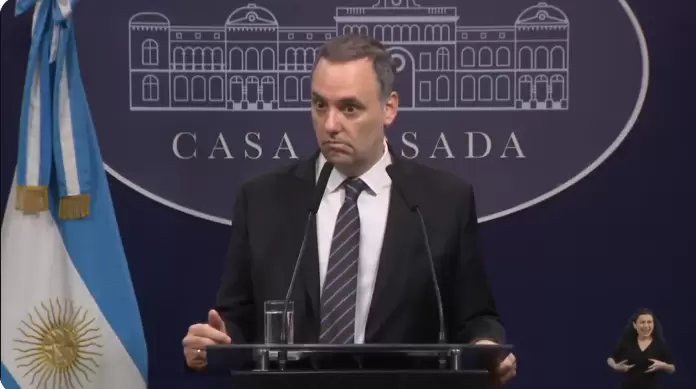 La cara de Manuel Adorni tras la pregunta sobre el Gordo Dan