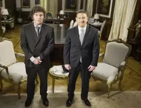 Javier Milei y Jonatan Viale en el despacho presidencial de Casa Rosada