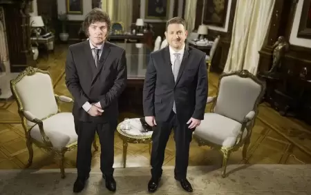 Javier Milei y Jonatan Viale en el despacho presidencial de Casa Rosada.