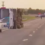 Volc un micro con 49 pasajeros yendo a Villa Gesell: sali tarde y tiene ms de 20 multas por "exceso de velocidad"