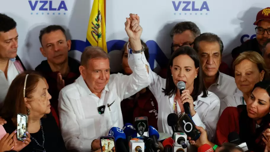 Mara Corina Machado alza la mano de Edmundo Gonzlez Urrutia y lo autoproclama ganador mientras denuncia fraude electoral en Venezuela.