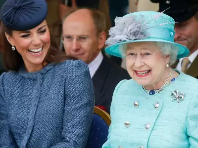 Kate Middleton junto a la Reina