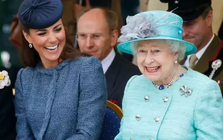 Kate Middleton junto a la Reina