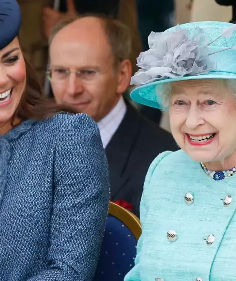 Kate Middleton junto a la Reina