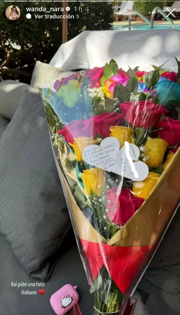 Wanda Nara recibe un ramo de flores por parte de un italiano