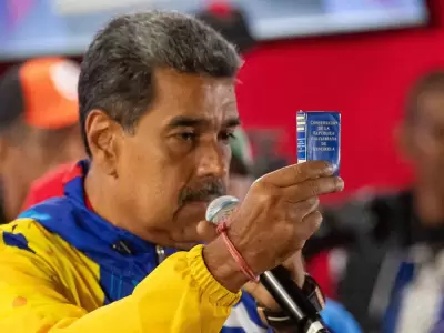 Nicols Maduro con la Constitucin venezolana