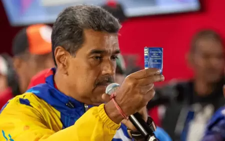 Nicols Maduro con la Constitucin venezolana