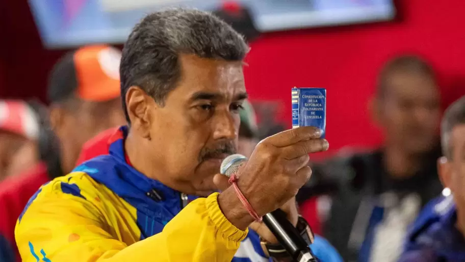 Nicols Maduro con la Constitucin venezolana