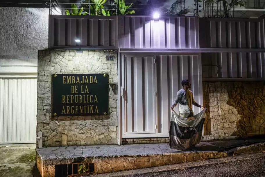 Cortaron la electricidad de la Embajada argentina en Caracas.