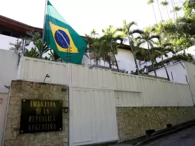 Das atrs la misma embajada tena la bandera argentina