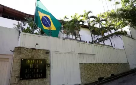 Das atrs la misma embajada tena la bandera argentina