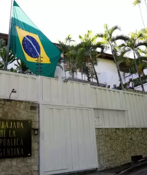 Das atrs la misma embajada tena la bandera argentina