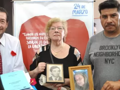 La asesinada Susana Beatriz Montoya al centro, mientras recordaba a su esposo desaparecido.