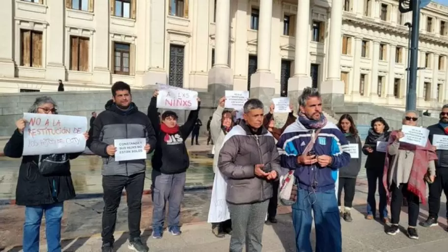 Familiares de Constanza Taricco marchan por los derechos de los menores mientras ella se encuentra con prisin domiciliaria