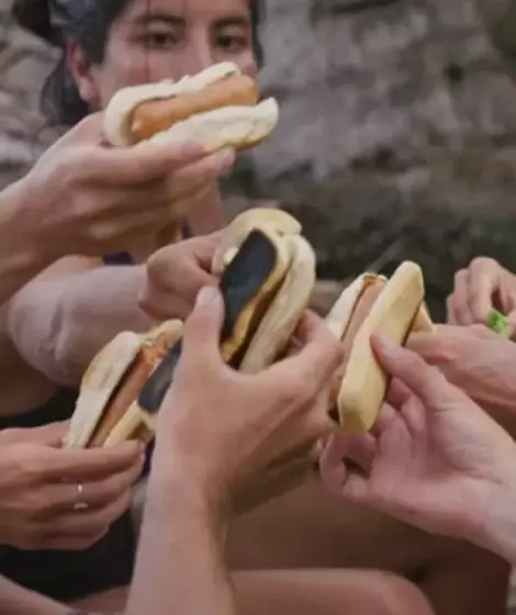 Brindis con choris. Los participantes de Survivor se sorprendieron por la versin colombiana del chorizo.