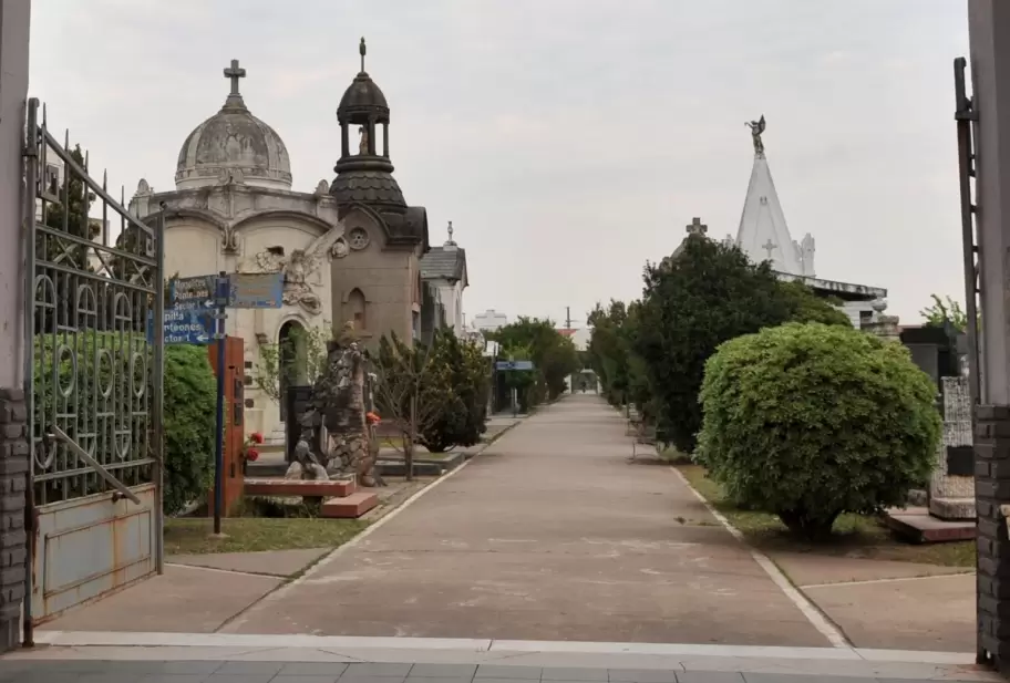 Mujer exhuma un cadver y le corta dos dedos