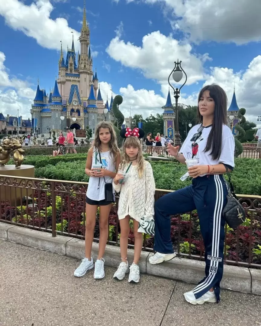 Wanda Nara disfruta de unas millonarias vacaciones con sus hijas