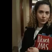 Otra burla libertaria: una de las diputadas que visit a los genocidas pos con el libro "Nunca Ms"