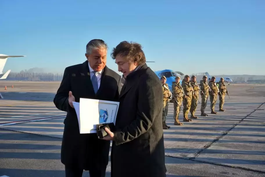 El presidente Javier Milei y el gobernador de Neuqun, Rolando Figueroa, en la primera parada que tuvo rumbo a Chile.