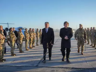 El presidente Javier Milei y el gobernador de Neuqun, Rolando Figueroa, en la primera parada que tuvo rumbo a Chile.