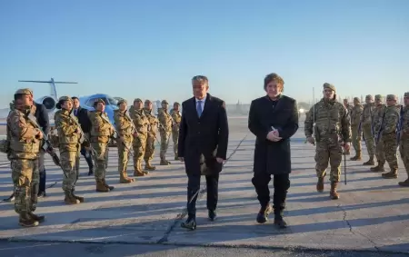 El presidente Javier Milei y el gobernador de Neuqun, Rolando Figueroa, en la primera parada que tuvo rumbo a Chile.