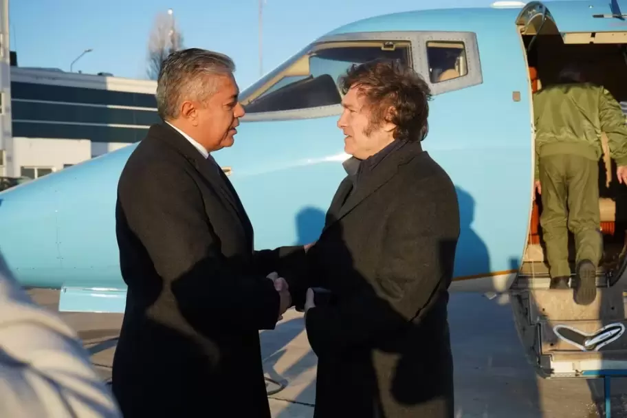 El presidente Javier Milei y el gobernador de Neuqun, Rolando Figueroa, en la primera parada que tuvo rumbo a Chile.