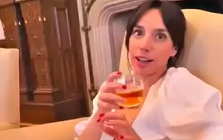 Tamara Pettinato, cerveza en mano, durante un encuentro con Alberto Fernndez en el despacho presidencial que l ocupaba.