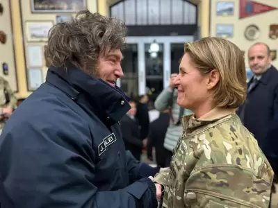 Javier Milei junto a Laura Richardson, cuando anunciaron la creacin de una base naval en la Patagonia con participacin de Estados Unidos