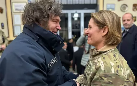 Javier Milei junto a Laura Richardson, cuando anunciaron la creacin de una base naval en la Patagonia con participacin de Estados Unidos