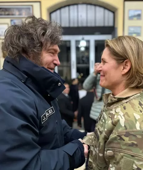 Javier Milei junto a Laura Richardson, cuando anunciaron la creacin de una base naval en la Patagonia con participacin de Estados Unidos