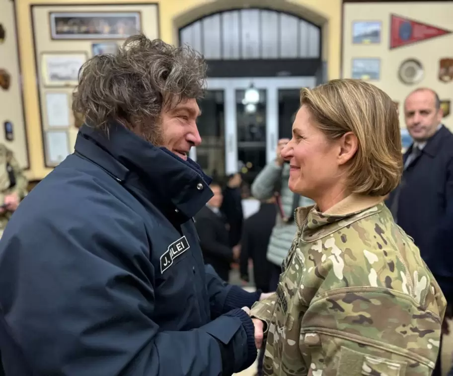 Javier Milei junto a Laura Richardson, cuando anunciaron la creacin de una base naval en la Patagonia con participacin de Estados Unidos