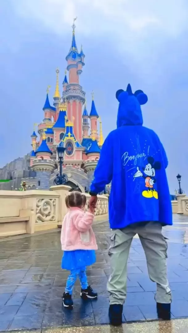 L-Gante en Disney de Paris junto a su hija Jamaica