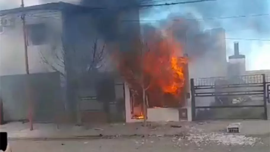 Un numeroso grupo de vecinos de San Antonio Oeste le incendi la casa al maestro acusado