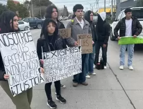 El maestro de pl�stica fue imputado de abuso infantil. Hab�a generado fuertes reacciones del pueblo.