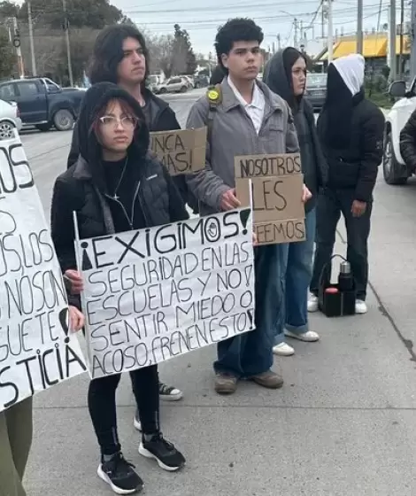 El maestro de pl�stica fue imputado de abuso infantil. Hab�a generado fuertes reacciones del pueblo.