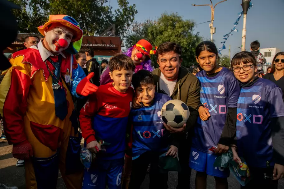 Hubo festejos con animaciones infantiles, bailes, juegos didcticos, concursos, entregas de juguetes y ferias de emprendedores