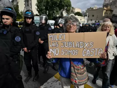 Jubilada manifestndose en contra del veto de la reforma jubilatoria