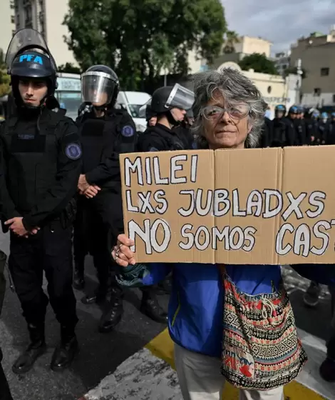 Jubilada manifestndose en contra del veto de la reforma jubilatoria