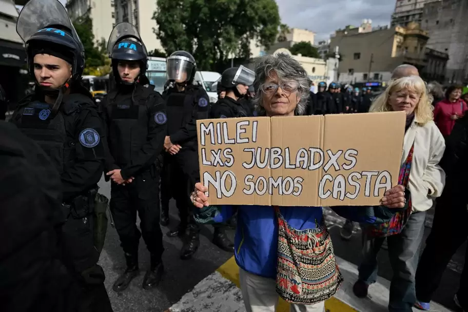 Jubilada manifestndose en contra del veto de la reforma jubilatoria