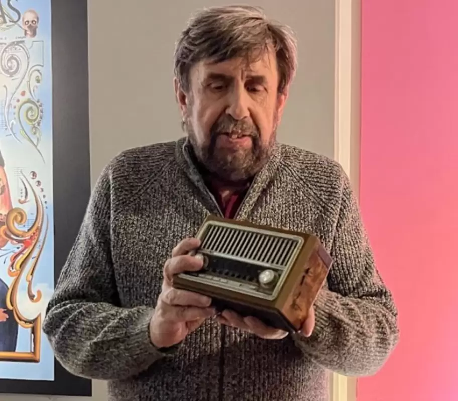 Alejandro Apo y la radio.